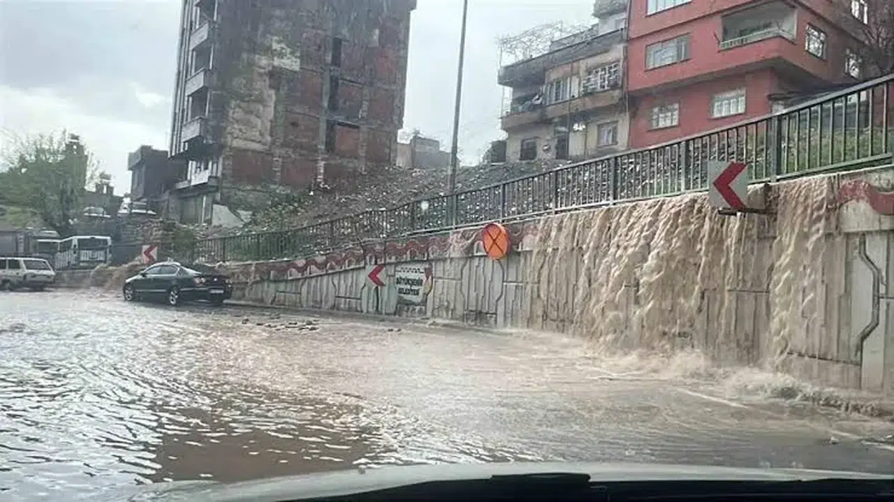 Kahramanmaraş'ta gök gürültülü sağanak: Ahır Dağı ve Fırnız'a yıldırım düştü