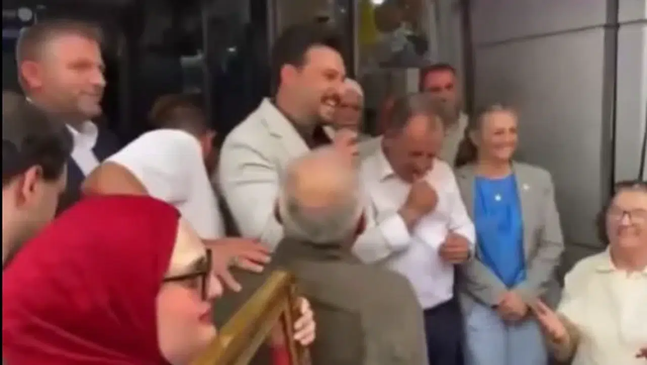 Yeni Parti ilçe başkanının Ayetel Kürsi okuduğu anlar gündem oldu