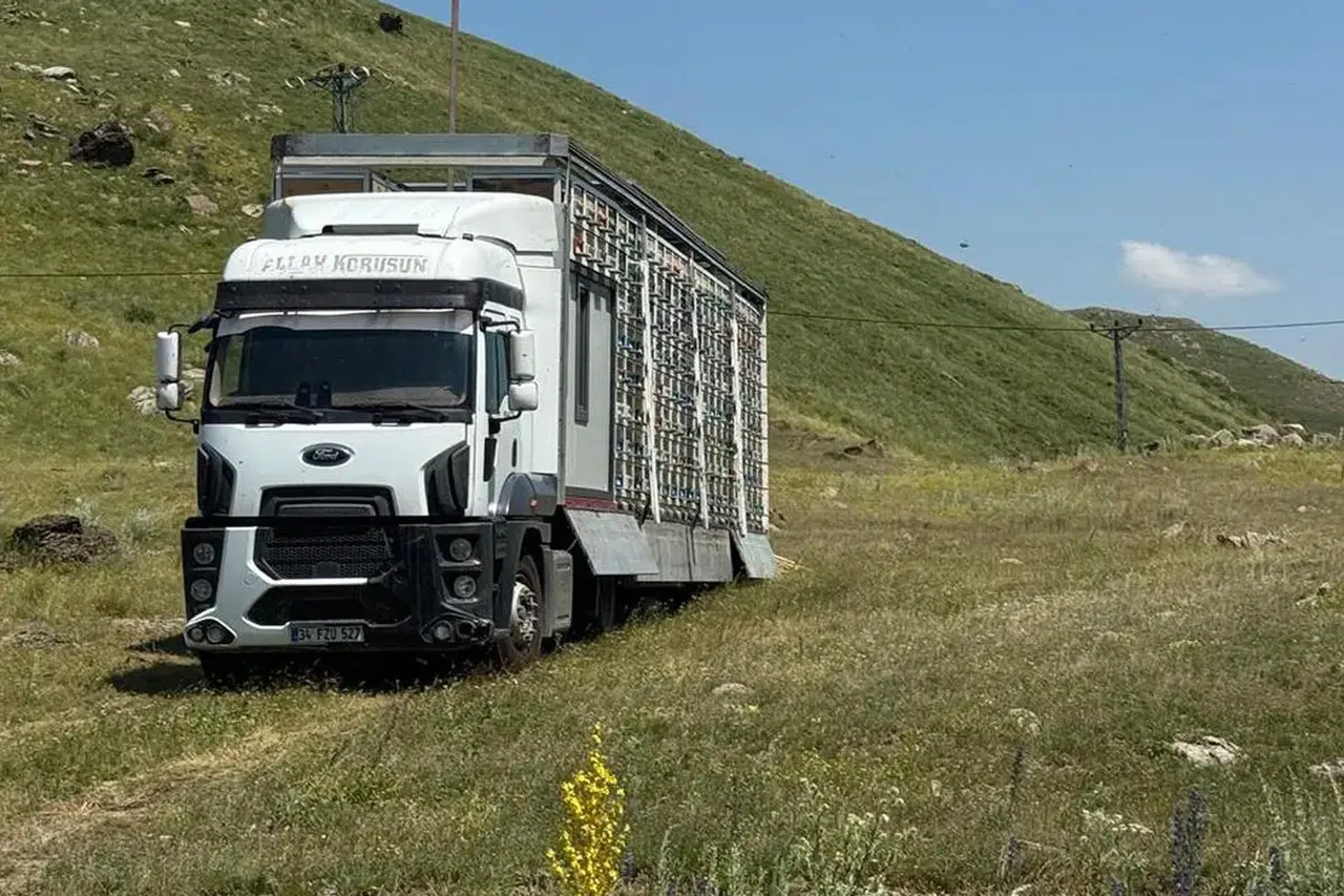 Karslı arıcıdan yenilikçi proje: Tır dorsesini 340 kovanlık mobil tesise dönüştürdü