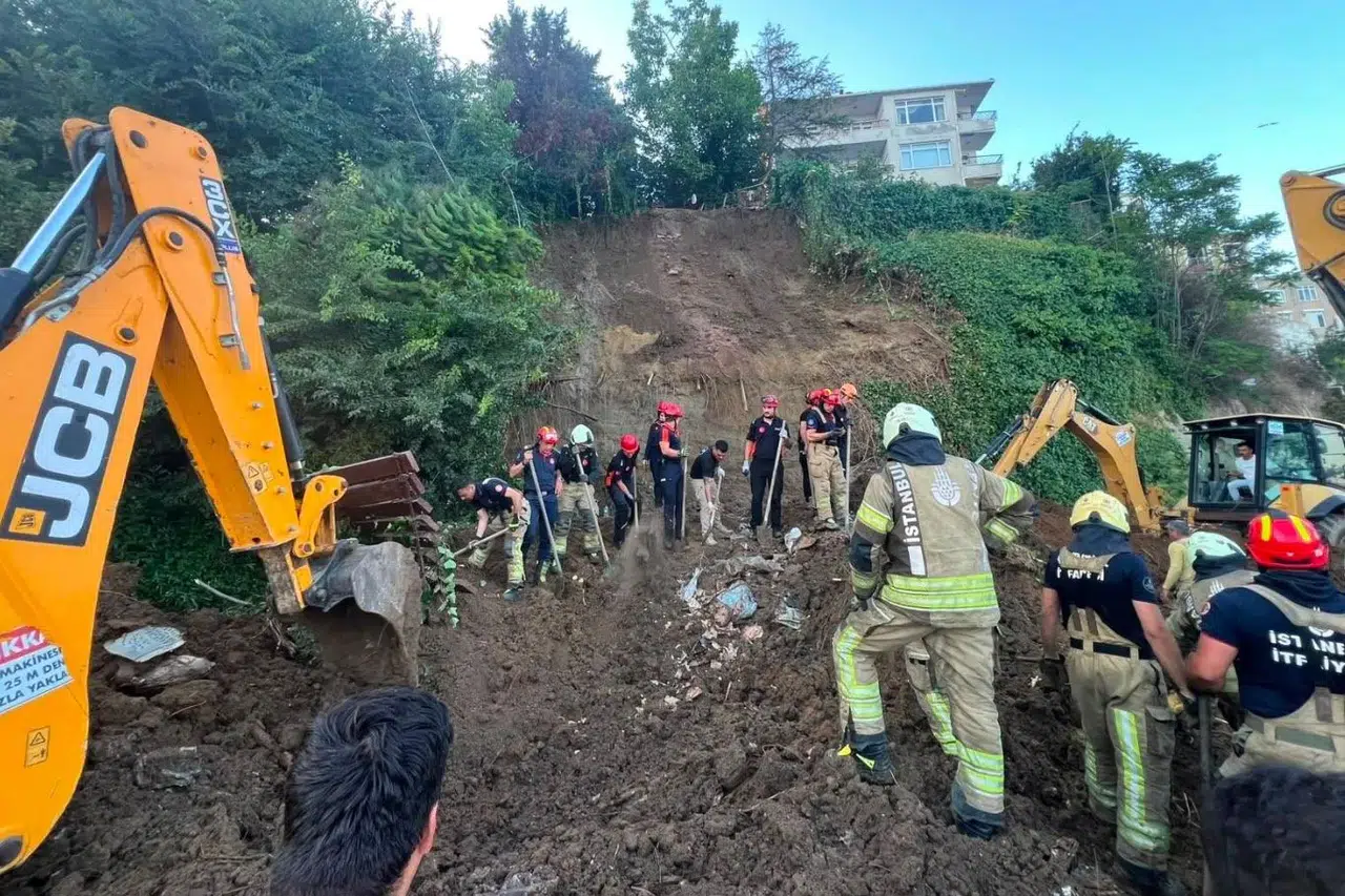 Büyükçekmece'de toprak kayması: Sahil yolunun bir bölümü kapatıldı