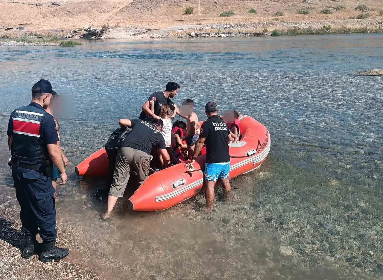 Eğil'de mahsur kalan 8’i çocuk 10 kişi botla kurtarıldı