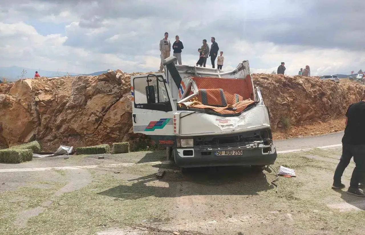 Karaman'da kamyonet devrildi: 1 hayatını kaybetti