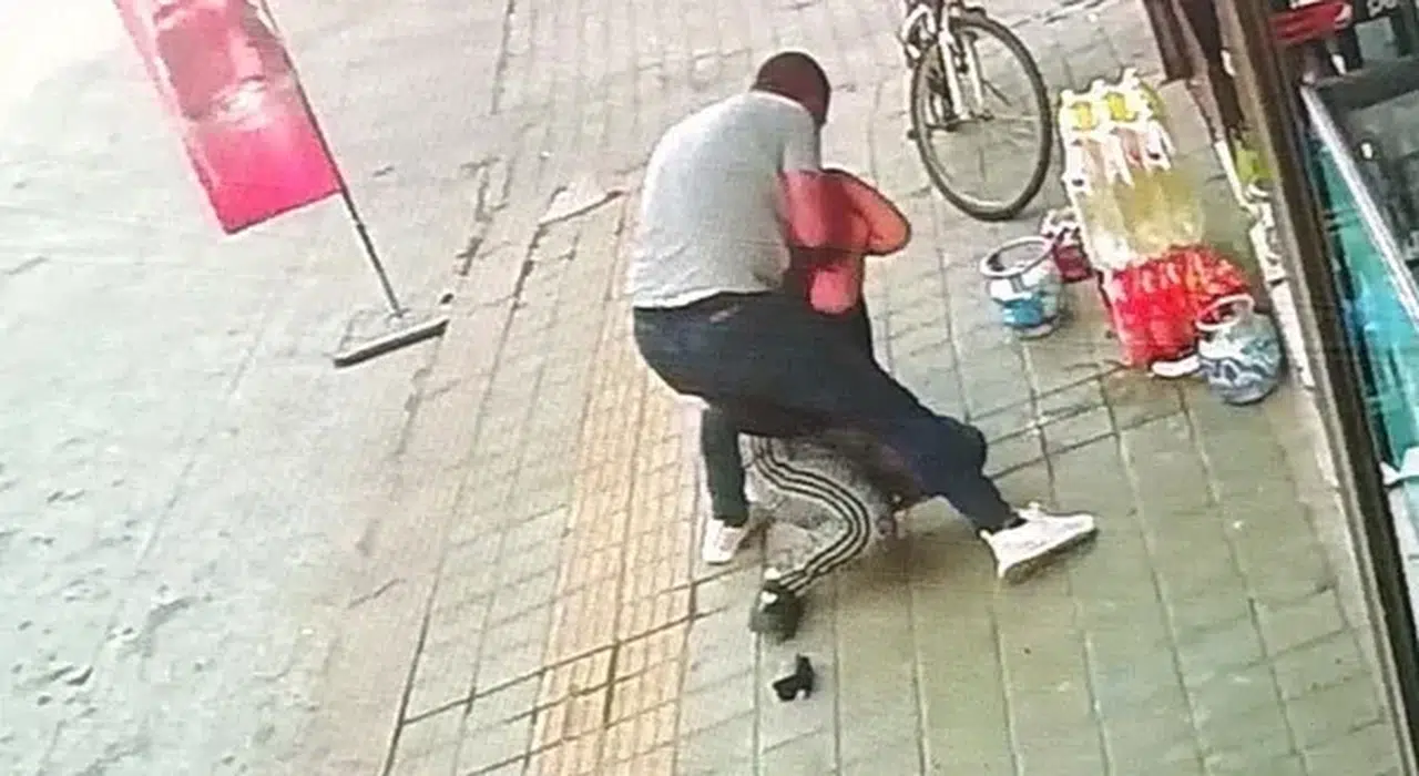 Kütahya'da boşanma aşamasındaki eşini sokak ortasında bıçakladı