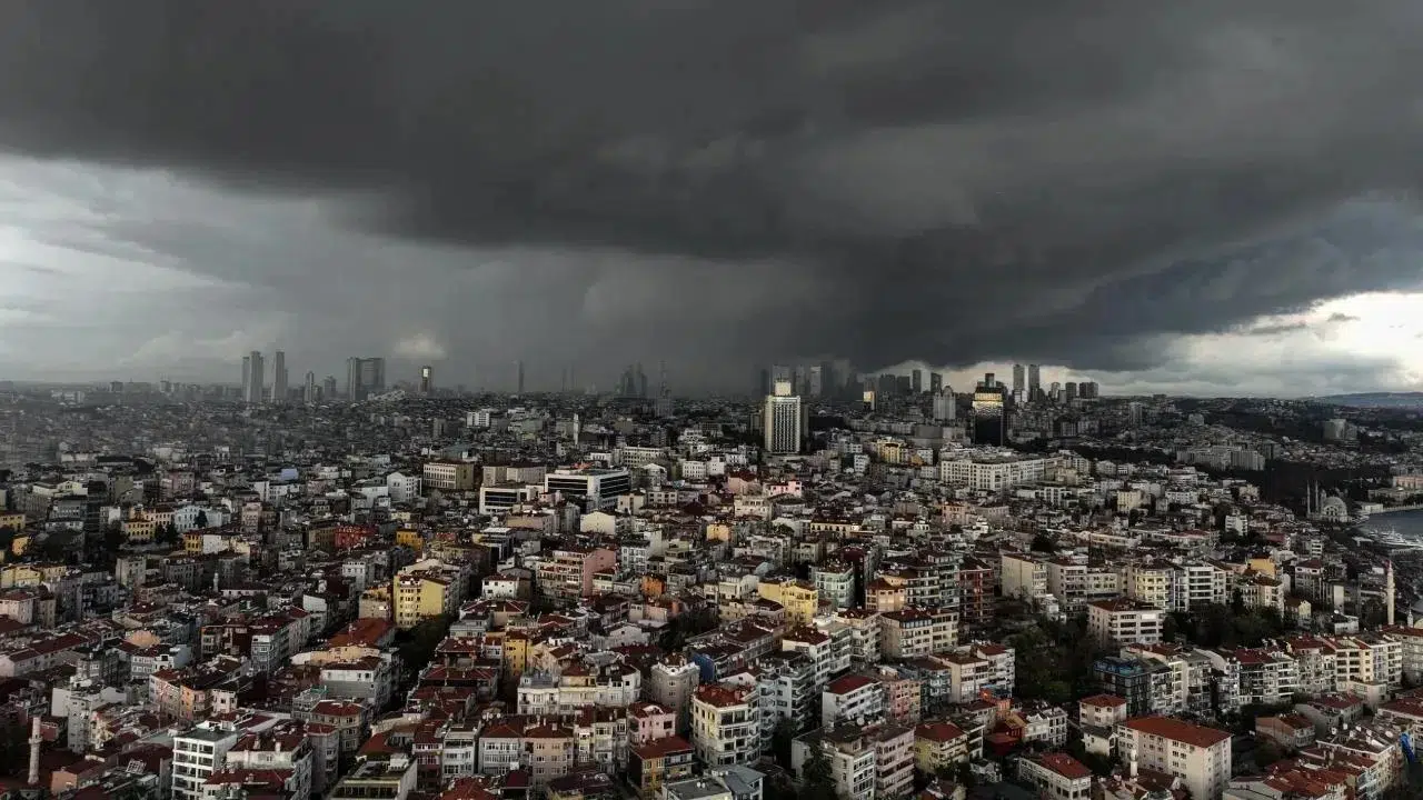 İstanbul'da güneşe ara, kara bulutlar kapladı! Kuvvetli sağanak geliyor