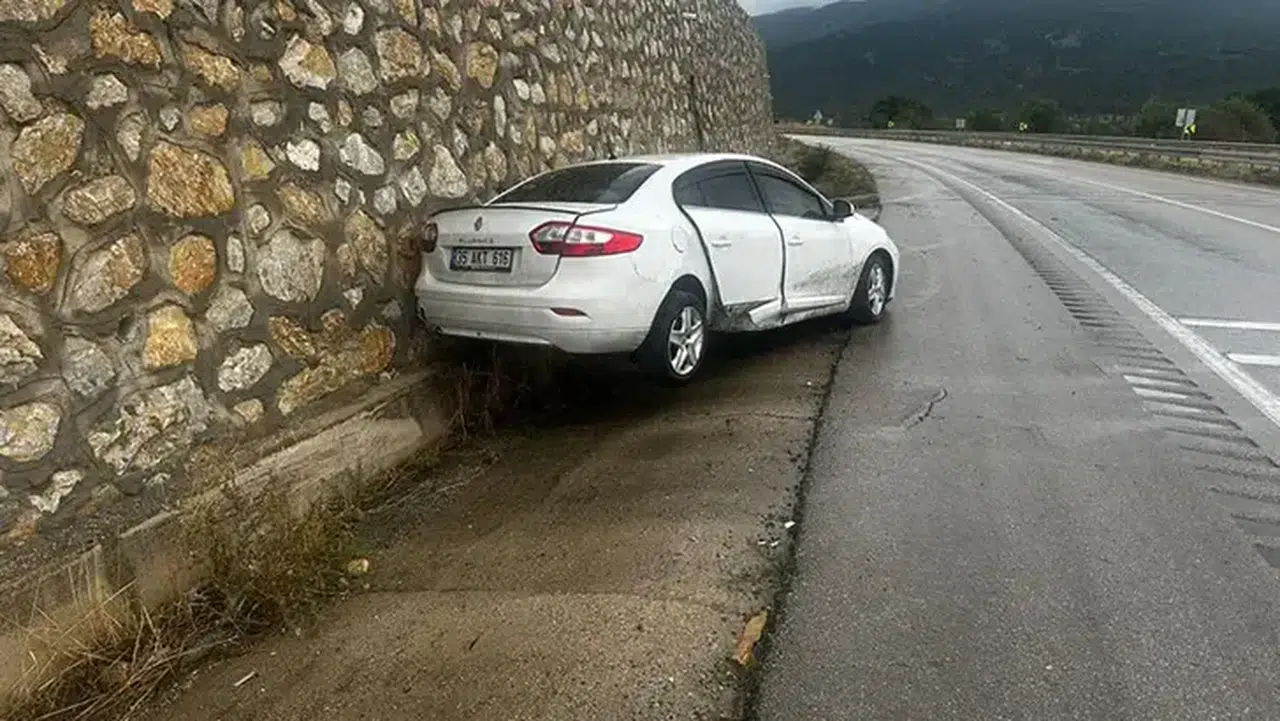Amasya'da otomobil istinat duvarına çarptı: 6 kişi yaralandı