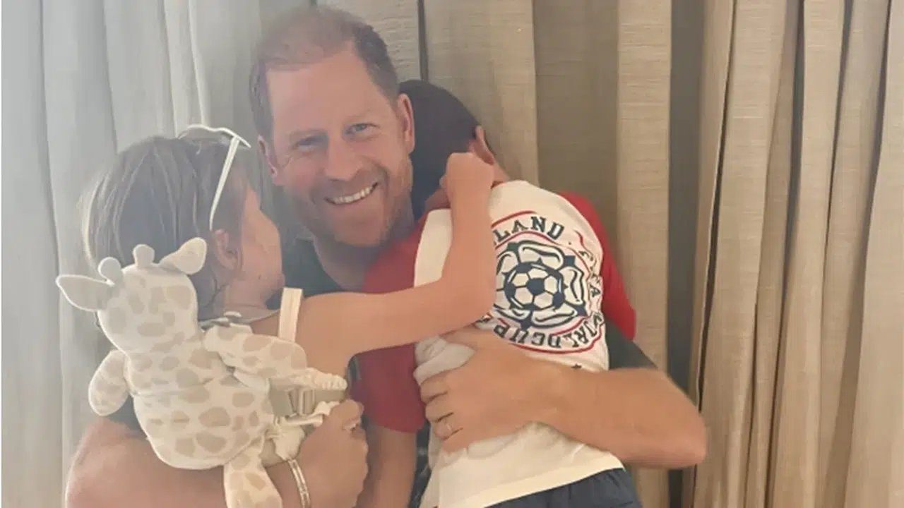 6 yıl sonra İngiltere’ye döndü: Harry ve Meghan özel uçakla geldiler