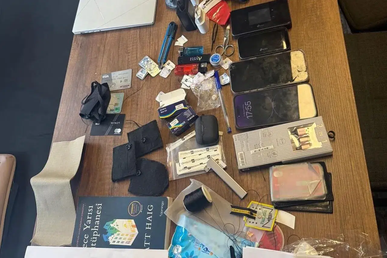 Öğretmenin çantasından kopya düzeneği çıktı: Sınavlarda kullandığını itiraf etti