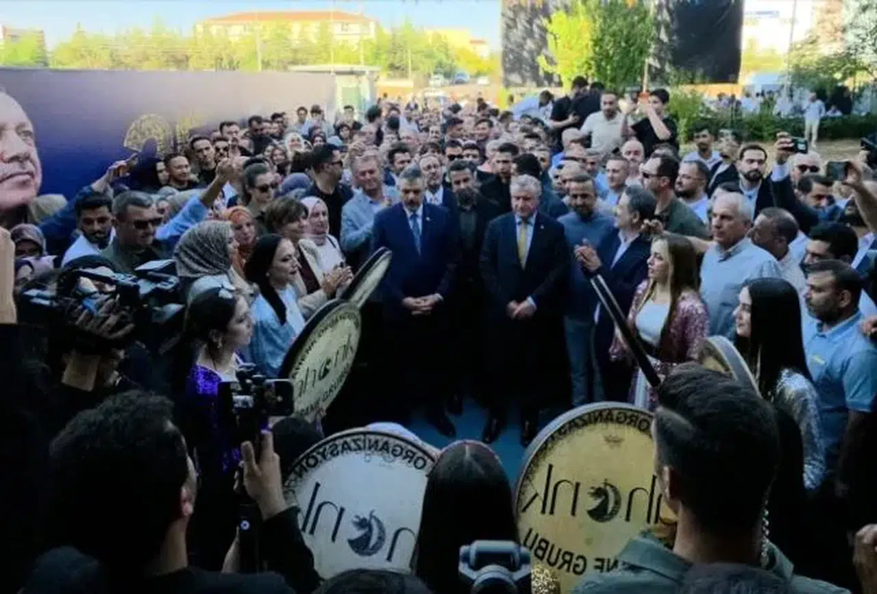 Diyarbakır'da maç öncesi dikkat çeken görüntü: Bakanlara Kürtçe şarkılarla coşkulu karşılama