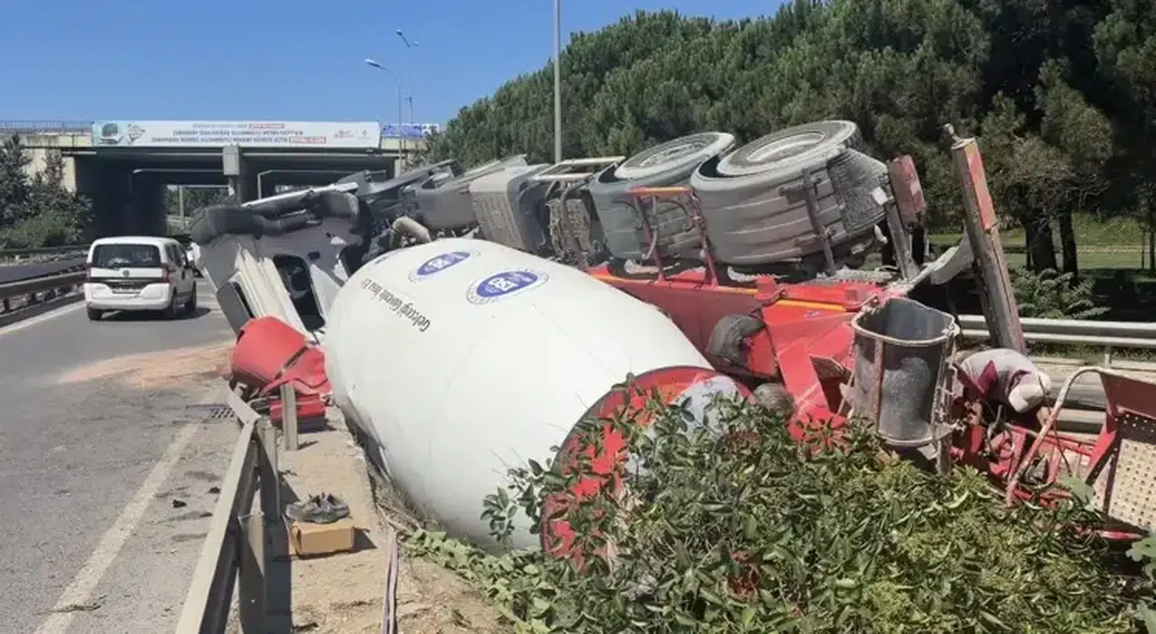 Çekmeköy’de beton mikseri virajda devrildi:  1 kişi yaralı