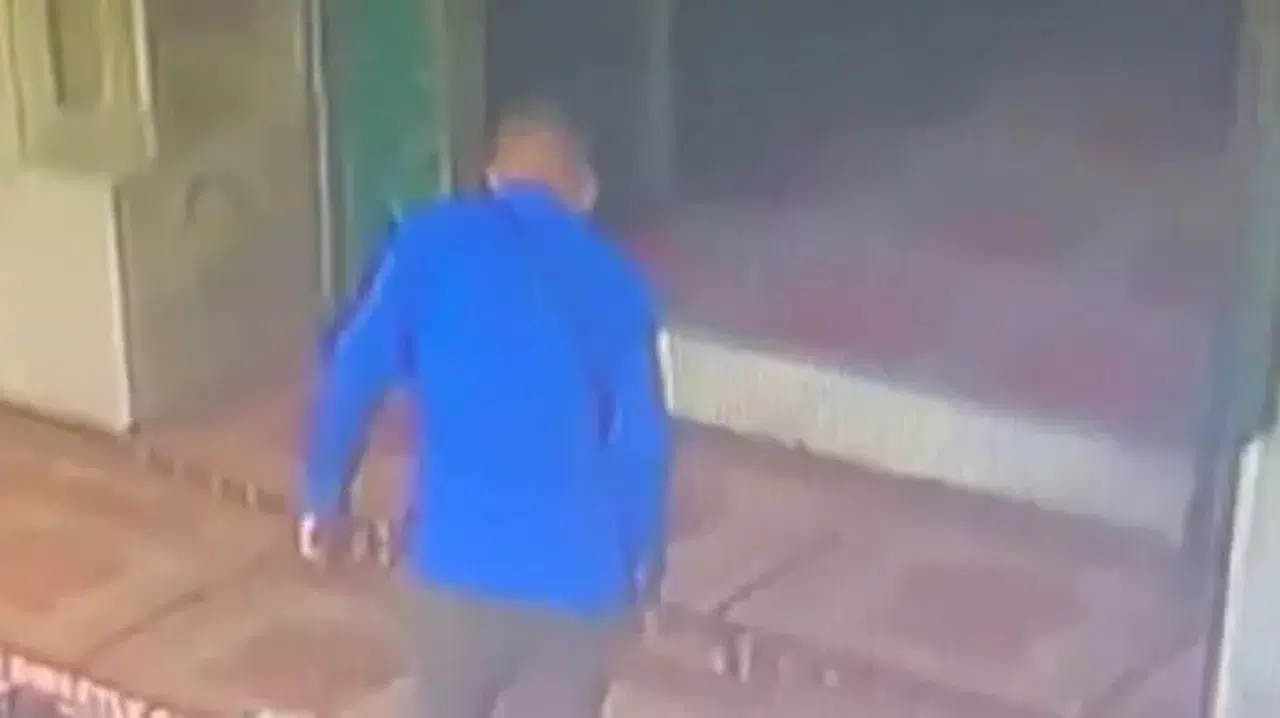Namaz kılarken arkasından geldi! Çantayı alıp böyle kaçtı