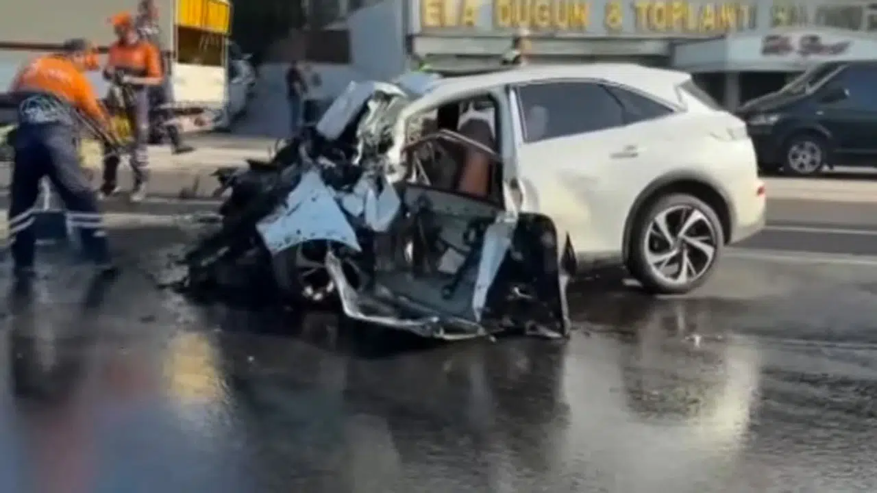 Küçükçekmece’de feci kaza: 3 kişi hayatını kaybetti