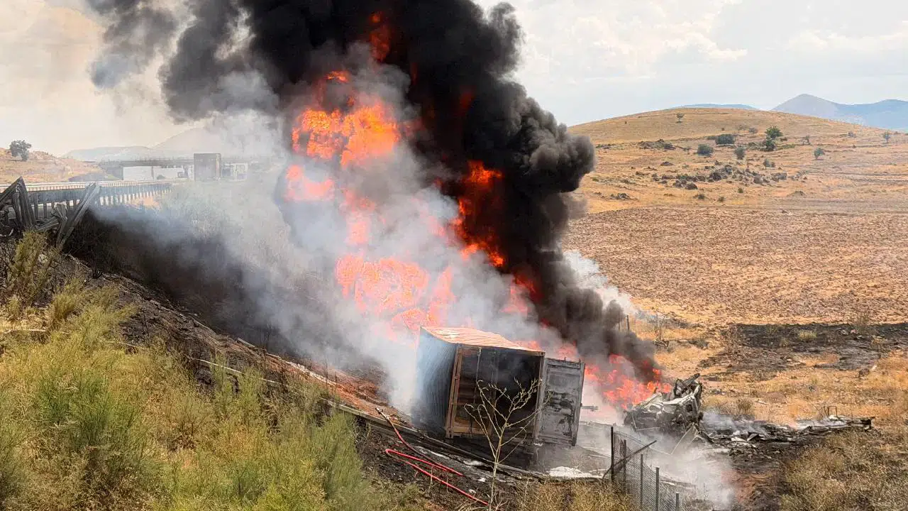 Aksaray'da madeni yağ yüklü TIR şarampole devrildi