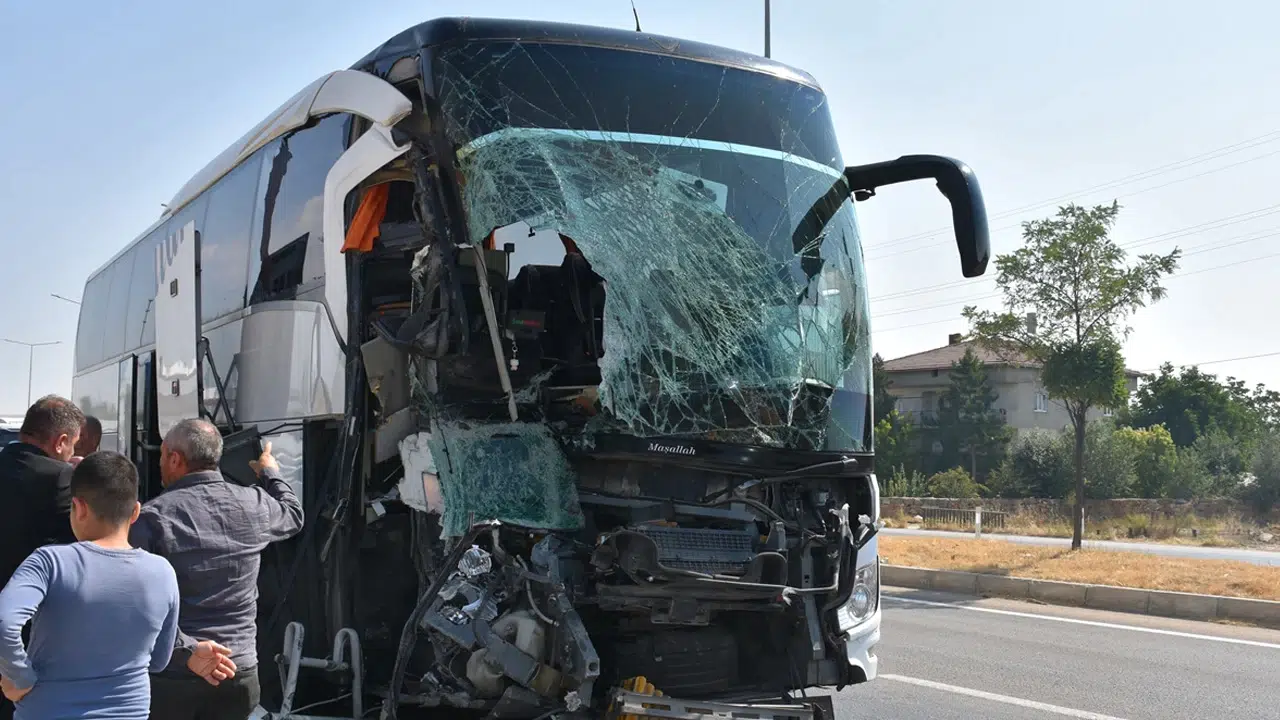Afyonkarahisar’da Yolcu Otobüsü Kamyonete Çarptı: 1 Ölü, 15 Yaralı