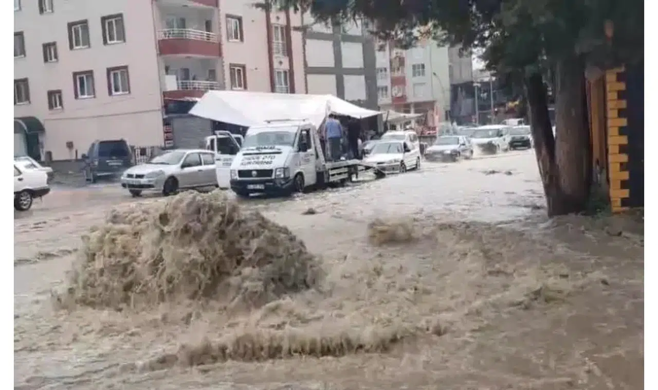 Malatya’da şiddetli sağanak: Ulaşımı aksattı