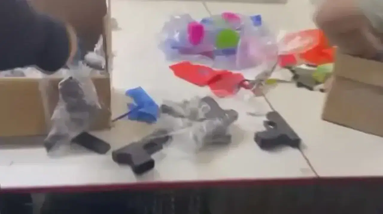 Zeytinburnu'nda iş yerine operasyon: 100 ruhsatsız tabanca ve uyuşturucu ele geçirildi