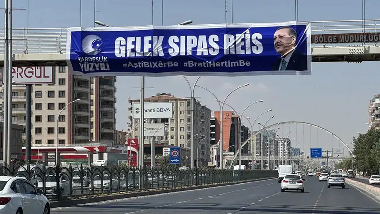 Diyarbakır’da Erdoğan’a teşekkür pankartı: “Barış hayırlı, kardeşlik daim olsun”