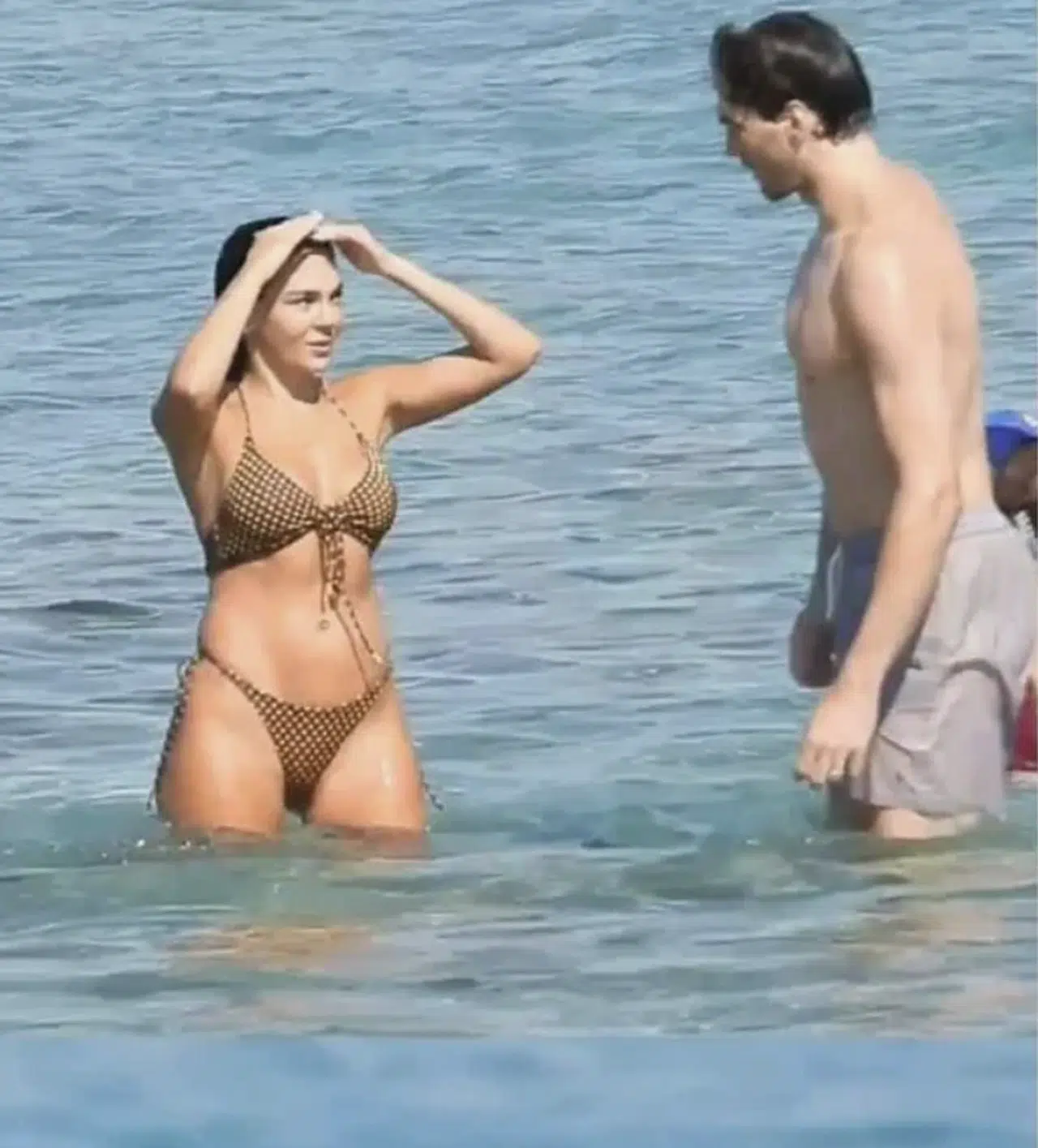 Ebru Şahin ve Cedi Osman Tatilde Görüntülendi: Fit Görünümü Dikkat Çekti