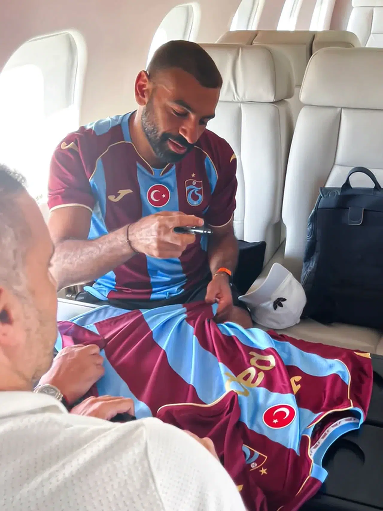 Mohamed Salah Türkiye'de! 61 numaralı formayı giydi, Trabzonspor taraftarına seslendi