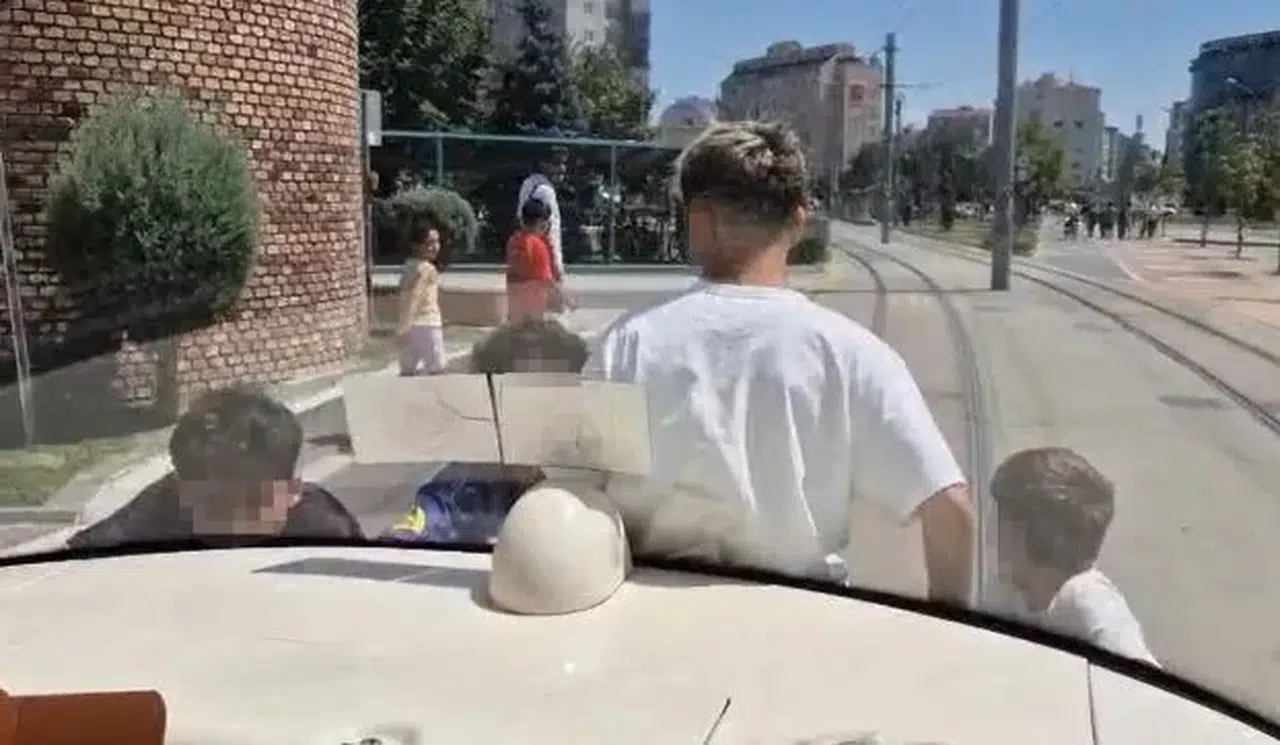 Canlarını hiçe saydılar! Tramvayın arkasına asıldılar