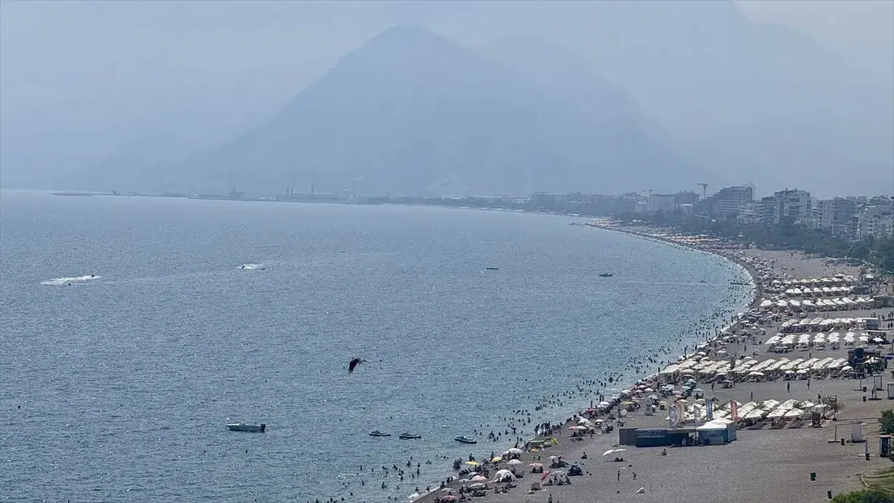 Antalya'da nem oranı yüzde 86'ya çıktı, sahiller doldu