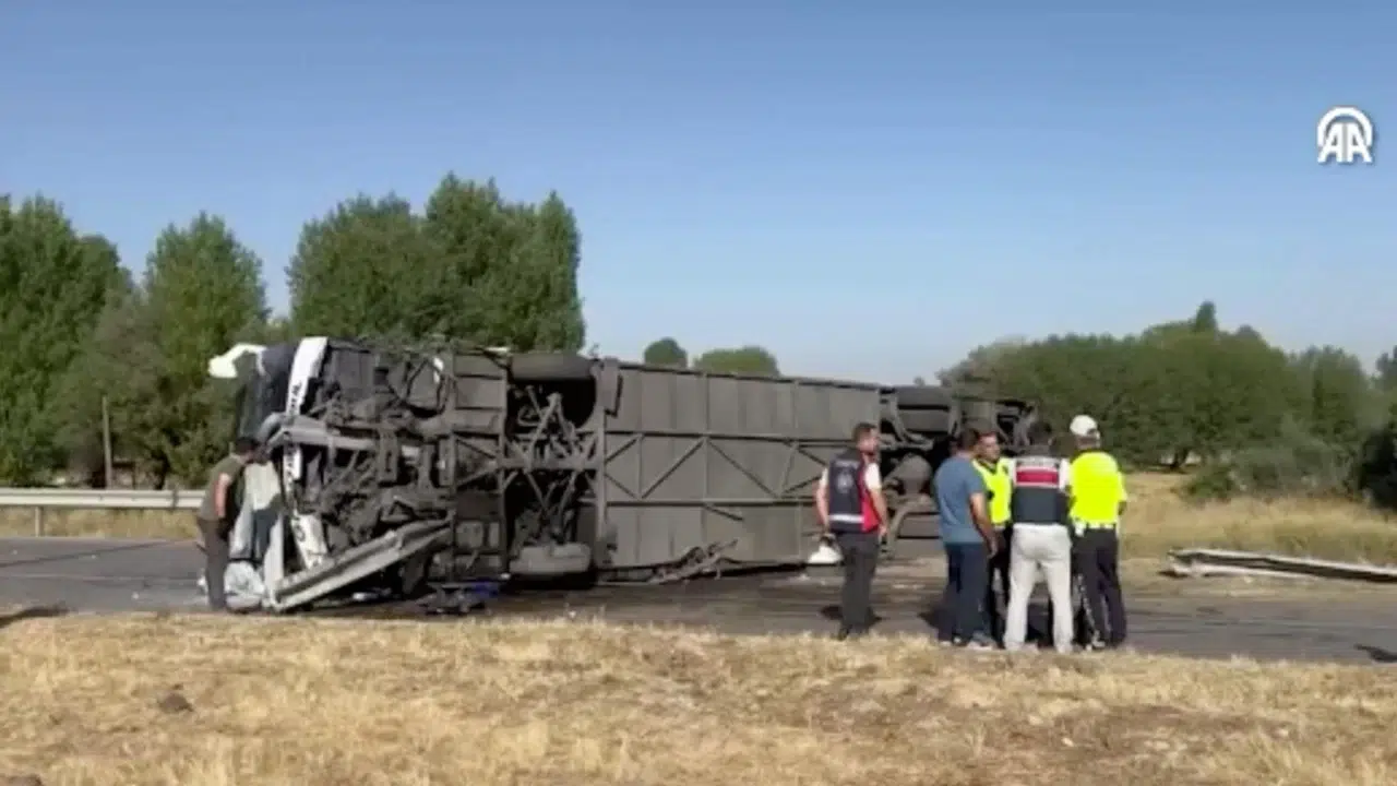 Afyonkarahisar’da yolcu otobüsü devrildi: 22 yaralı