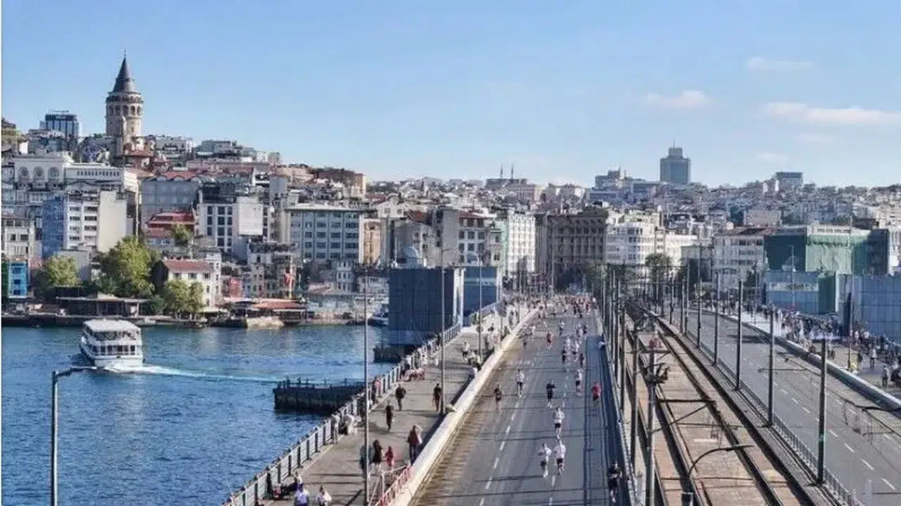 İstanbul'da Yeşilay Yarı Maratonu heyecanı: 1500 sporcu tarihi parkurda koştu