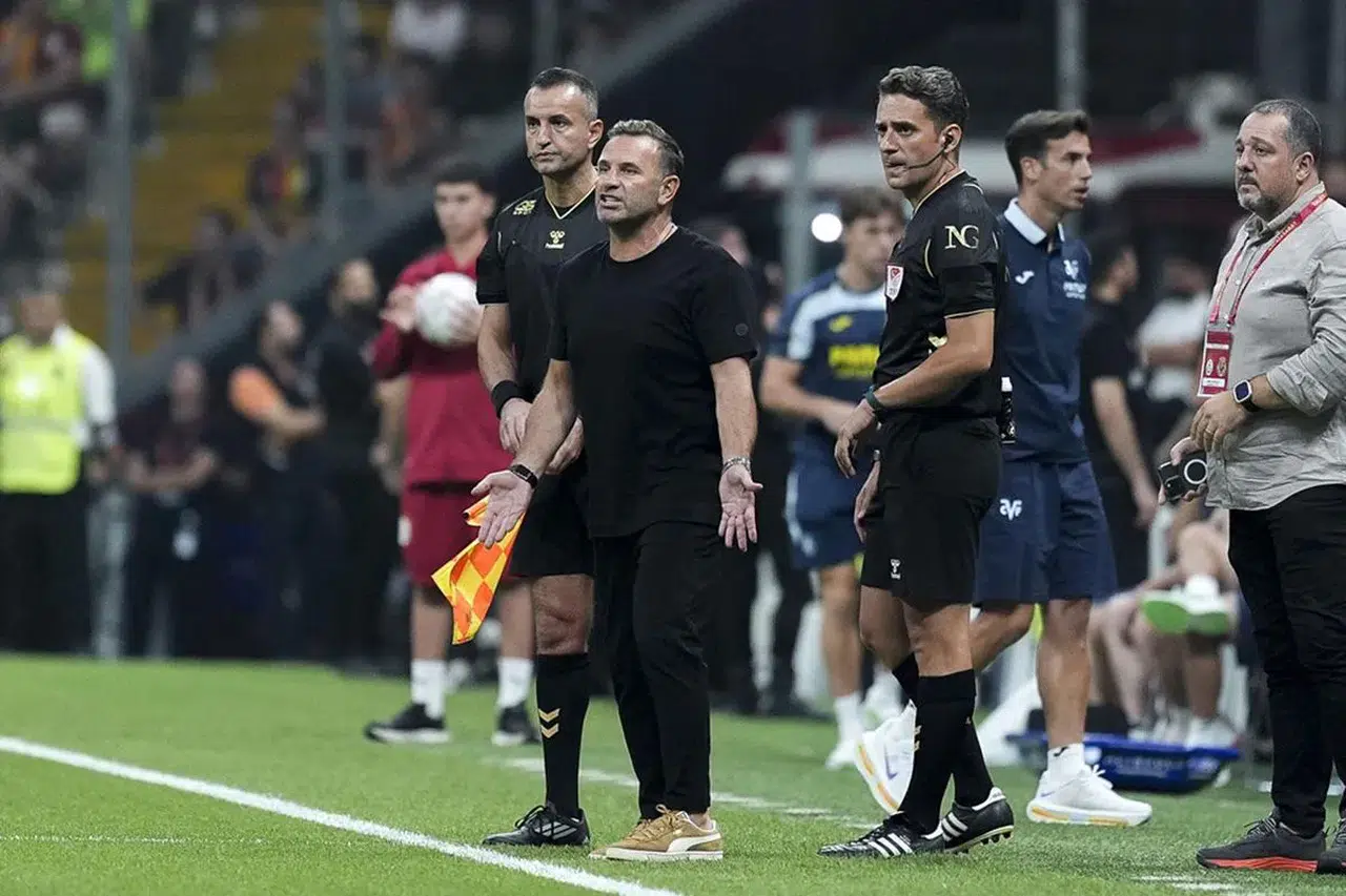 Galatasaray-Villarreal maçında Okan Buruk'a kırmızı kart: Maç sonunda konuşmadı