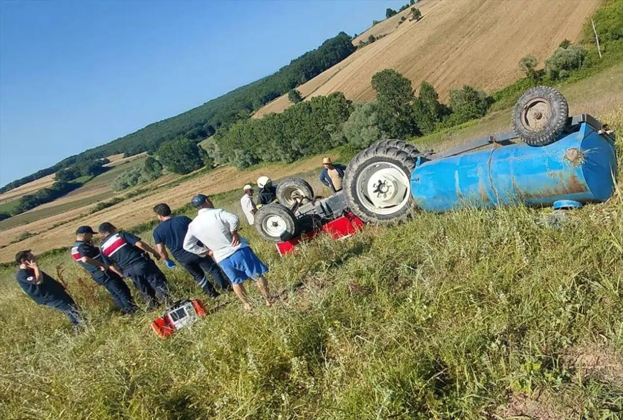 Samsun'da traktör tarlaya devrildi: Sürücü yaşamını yitirdi