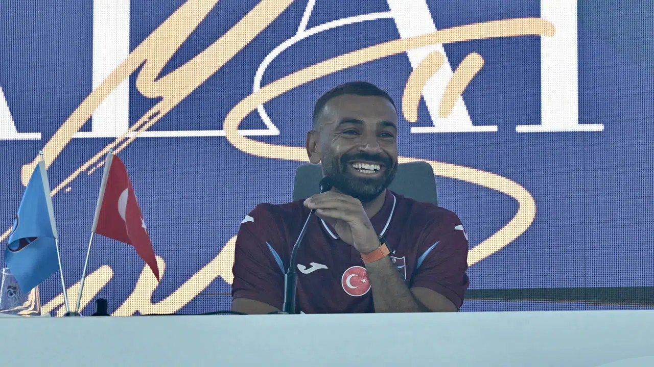 Trabzon'da tarihi akşam! Salah binlerce kişinin önünde imza attı
