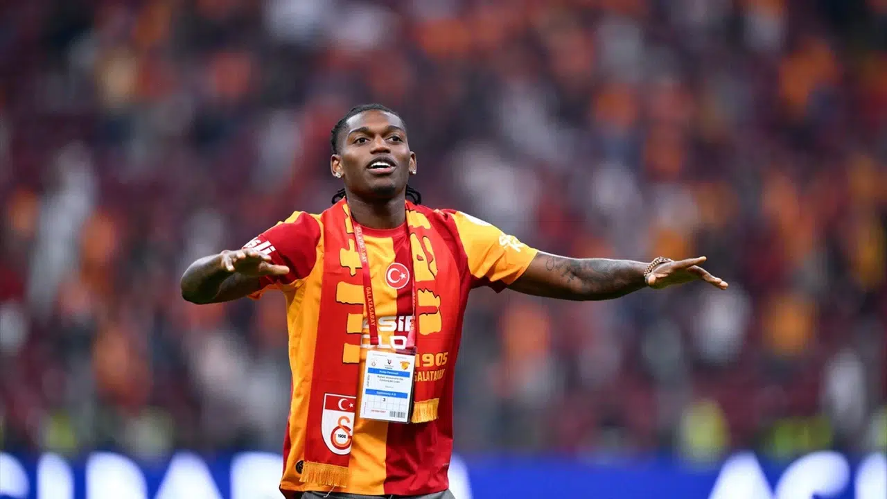 Rafael Leao’dan Galatasaray taraftarına ilk selam: Sahaya inip üçlü çektirdi
