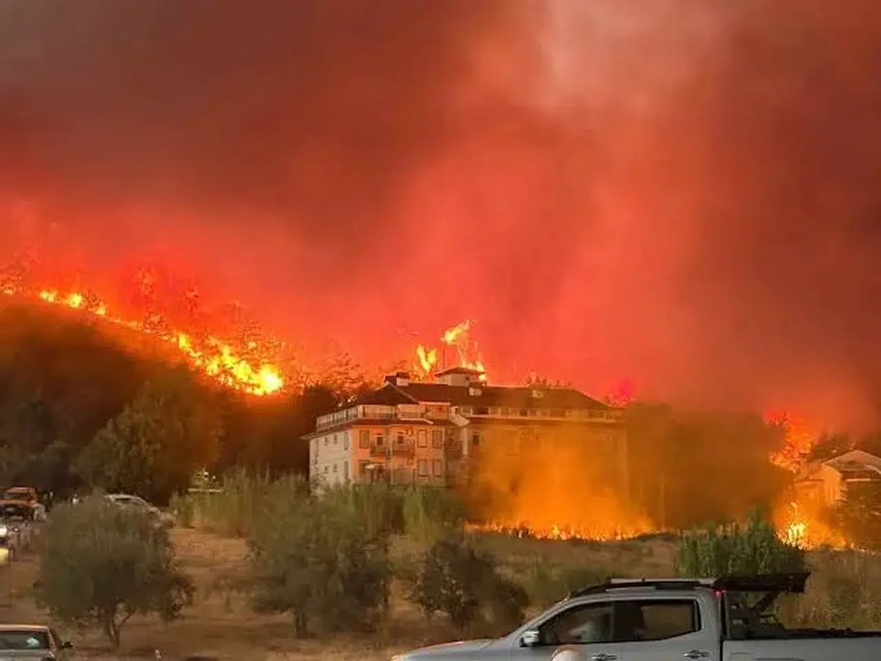 Fethiye’de ormanlık alanda yangın: Alevler yerleşim alanlarına sıçradı