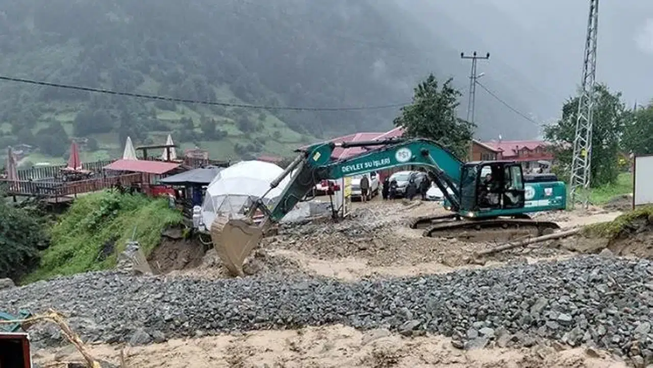 Uzungöl'de ortalık karıştı! Dere taştı, heyelan yolu kapattı
