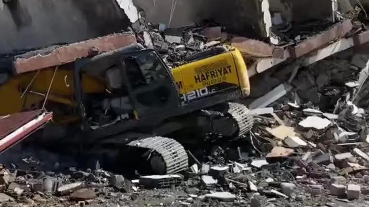 Küçükçekmece'de bina iş makinesinin üzerine çöktü: Operatör enkaz altında sıkıştı