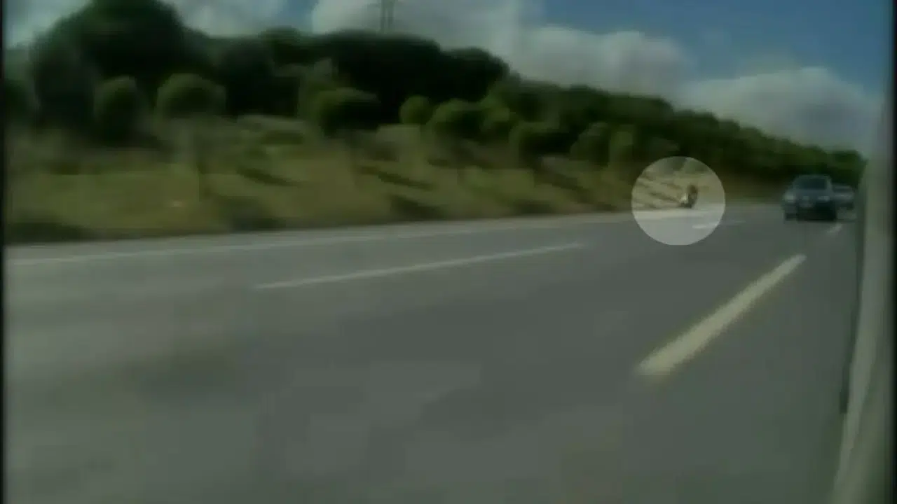 İstanbul Havalimanı yolunda motosiklet devrildi: Araç kamerasına yansıdı