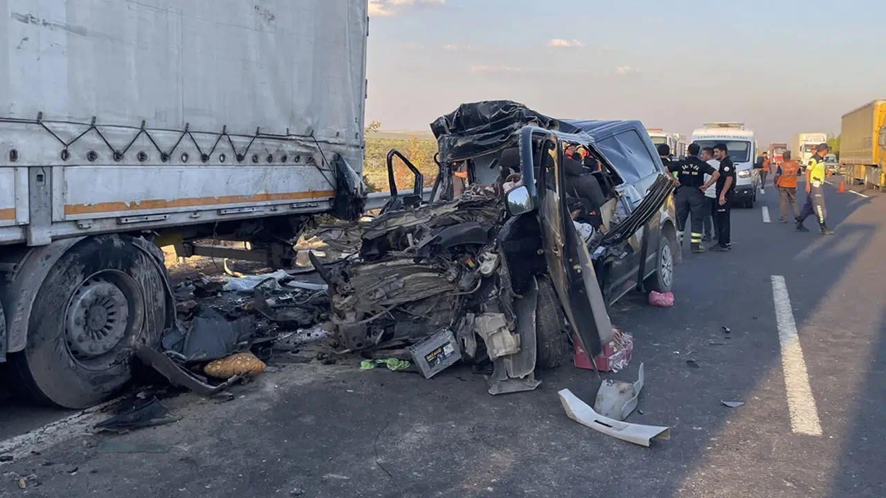 Şanlıurfa’da minibüs park halindeki tıra çarptı: 2 ölü, 2 yaralı