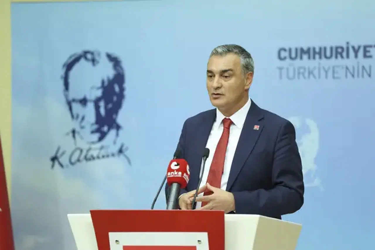 CHP'li Sarı Özgür Özel'e seslendi: "Ya yalan söylüyor ya da haberi yok"
