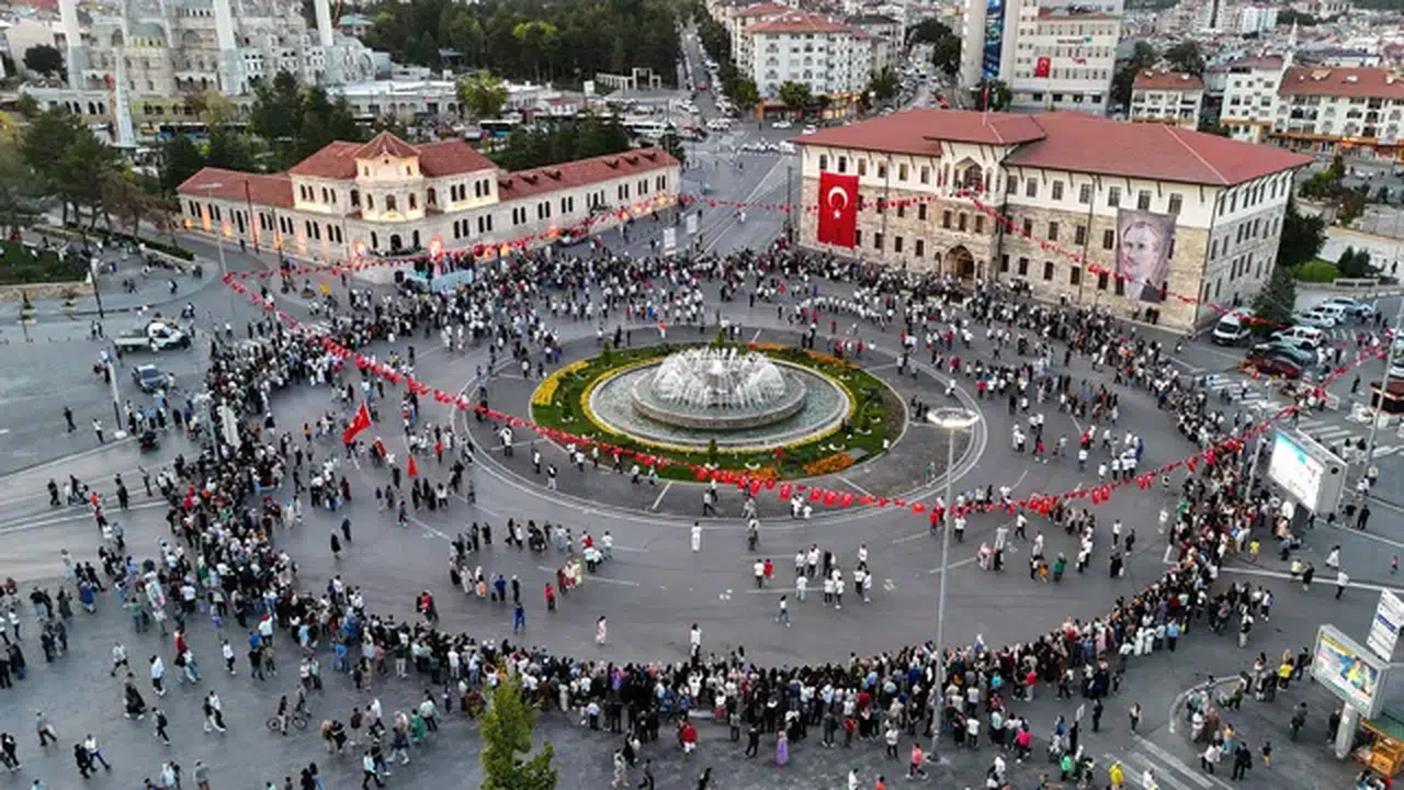 Sivas Kongresi’nin 107. yıl dönümü kutlaması: 1058 kişi halayda buluştu