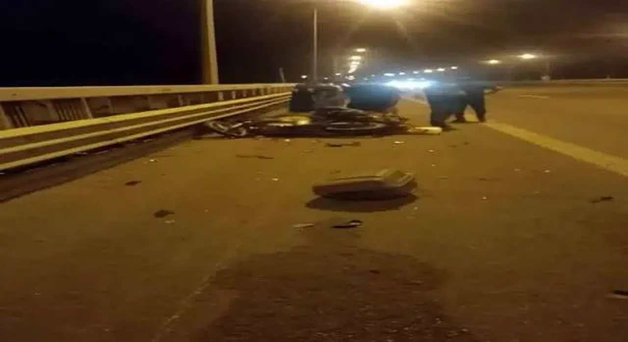 Kamyona çarpan motosiklet sürücüsü hayatını kaybetti