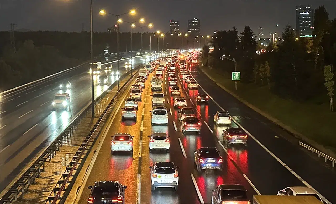 İstanbul’da trafik yoğunluğu yüzde 76’ya ulaştı: Araçlar yavaş ilerledi