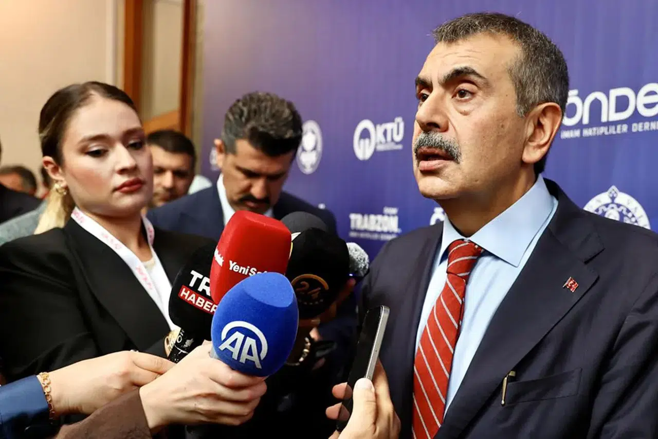 Bakan Tekin öğretmenlerin kıyafetiyle ilgili tartışmalara son noktayı koydu