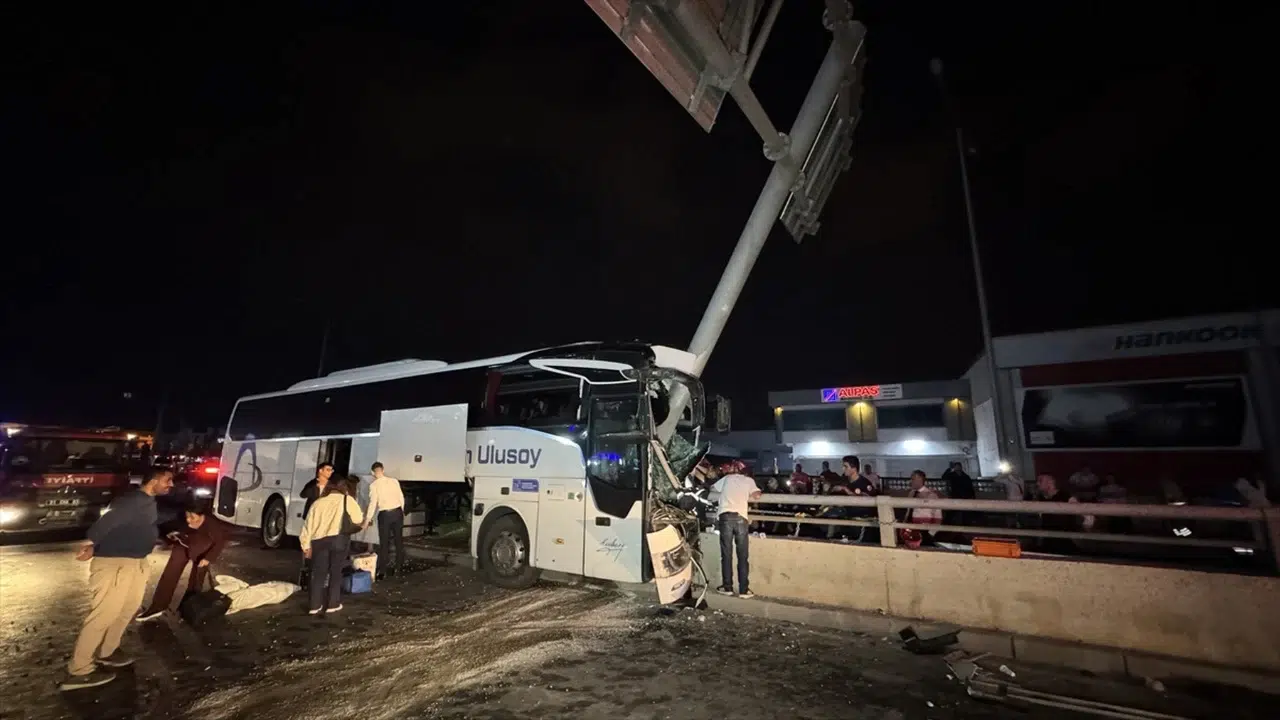 Adana'da yolcu otobüsü tabela direğine çarptı: 11 kişi yaralandı