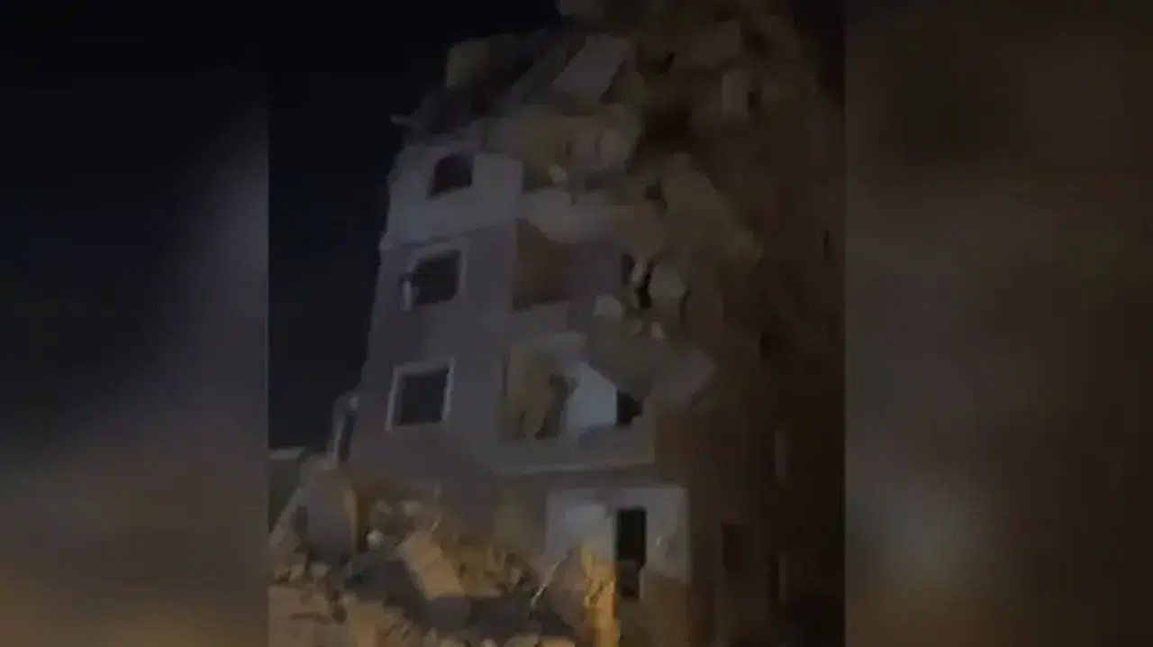 Küçükçekmece’de yıkımı süren bina çöktü: 2 kişi yaralandı