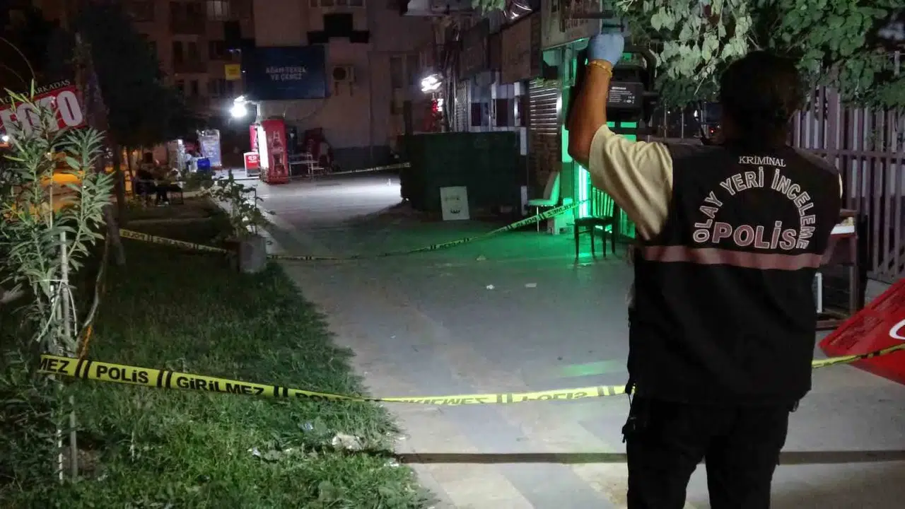 Tartışma bıçaklı kavgaya dönüştü: 21 yaşındaki genç ağır yaralandı