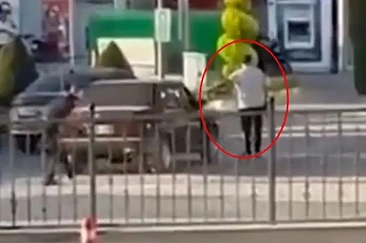 Kastamonu Belediyesi önünde tabanca ve kılıçla bekleyen kişi gözaltına alındı