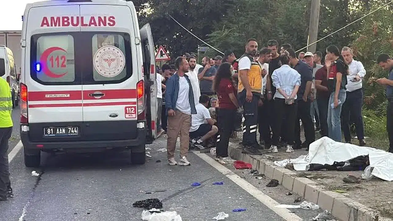 Fındık işçilerini taşıyan araç tırla çarpıştı: 4 ölü, 8 yaralı