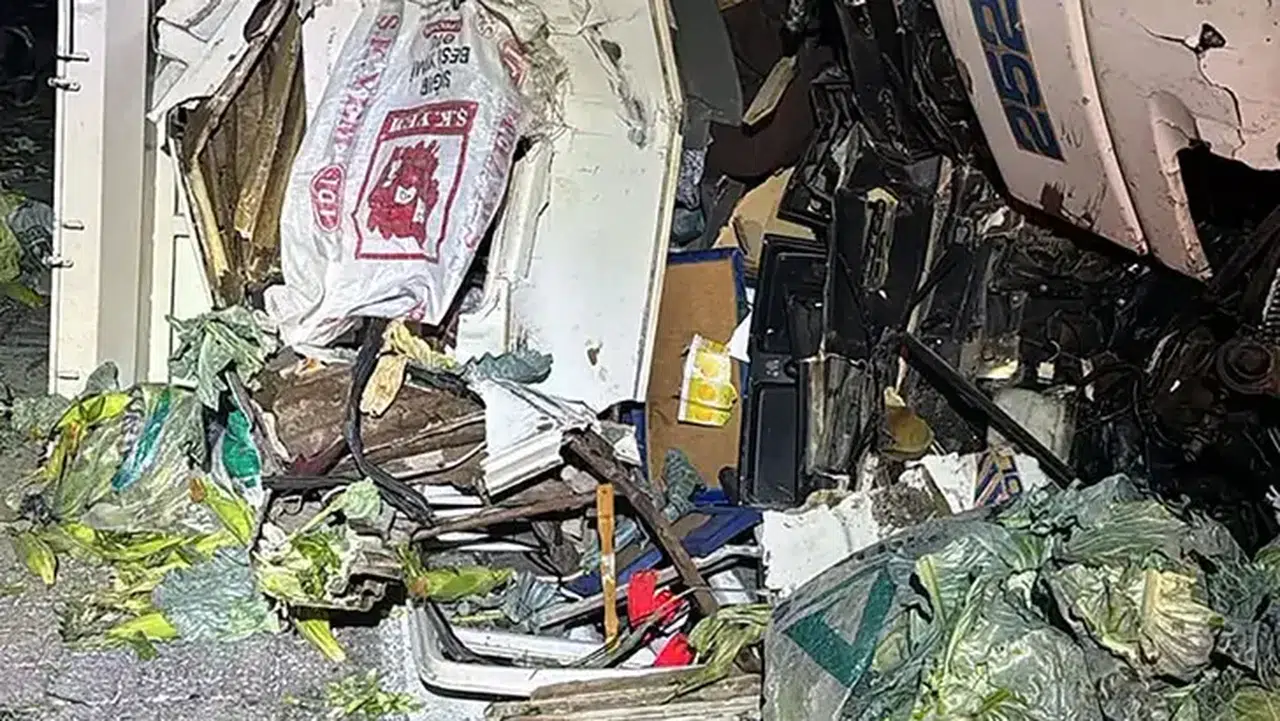 Mersin'de kamyon TIR'a çarptı: Şoför hayatını kaybetti