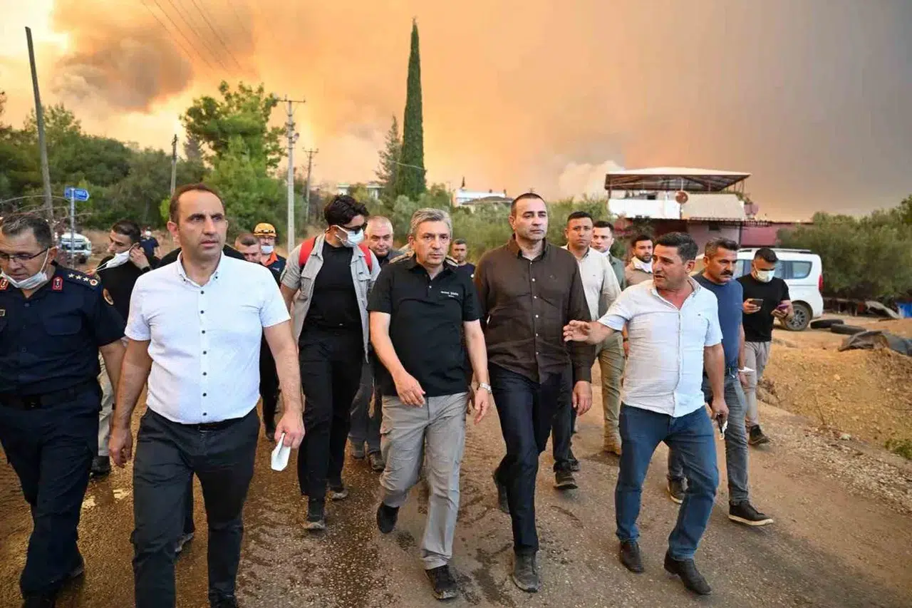 Vali Şahin'den Aksu yangını açıklaması: "Yangının enerjisi düşürüldü"