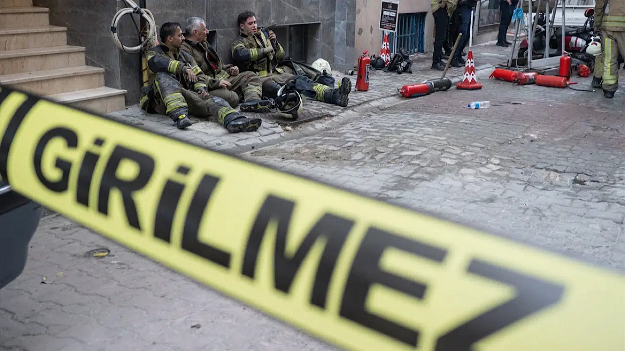 Bakırköy'de otel yangını: 12 kişi yaralandı