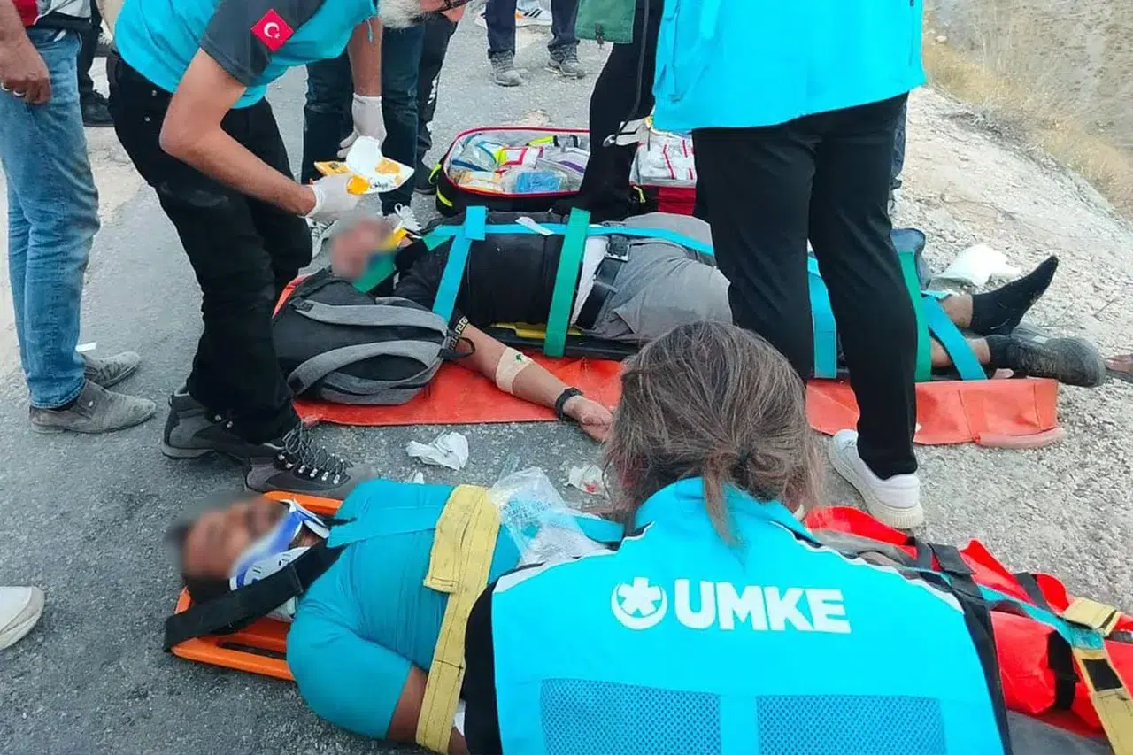 Elazığ'da işçileri taşıyan minibüs uçuruma yuvarlandı: 13 kişi yaralı