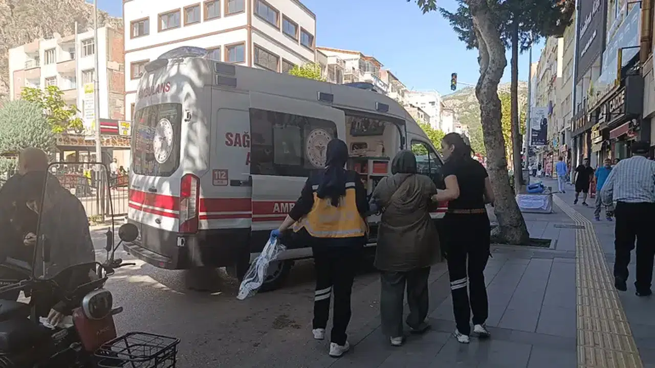 Amasya’da açılan otomobilin kapısı kadının yüzüne çarptı